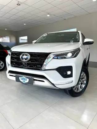 Toyota Hilux SW4 2.8 D-4D TURBO DIESEL SRX 4X4 AUTOMÁTICO