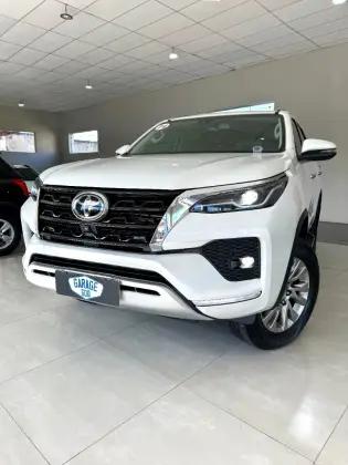 Toyota Hilux SW4 2.8 D-4D TURBO DIESEL SRX 4X4 AUTOMÁTICO — foto 1 de 8