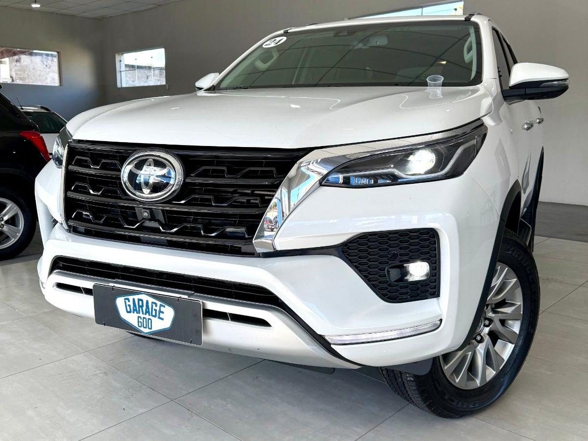 Toyota Hilux SW4 2.8 D-4D TURBO DIESEL SRX 4X4 AUTOMÁTICO — foto 1 de 11
